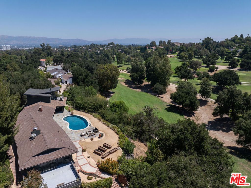 Image 2 of property listing at 4650 Canoga Avenue, Woodland Hills, CA 91364
