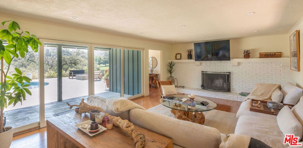Image 3 of property listing at 4650 Canoga Avenue, Woodland Hills, CA 91364