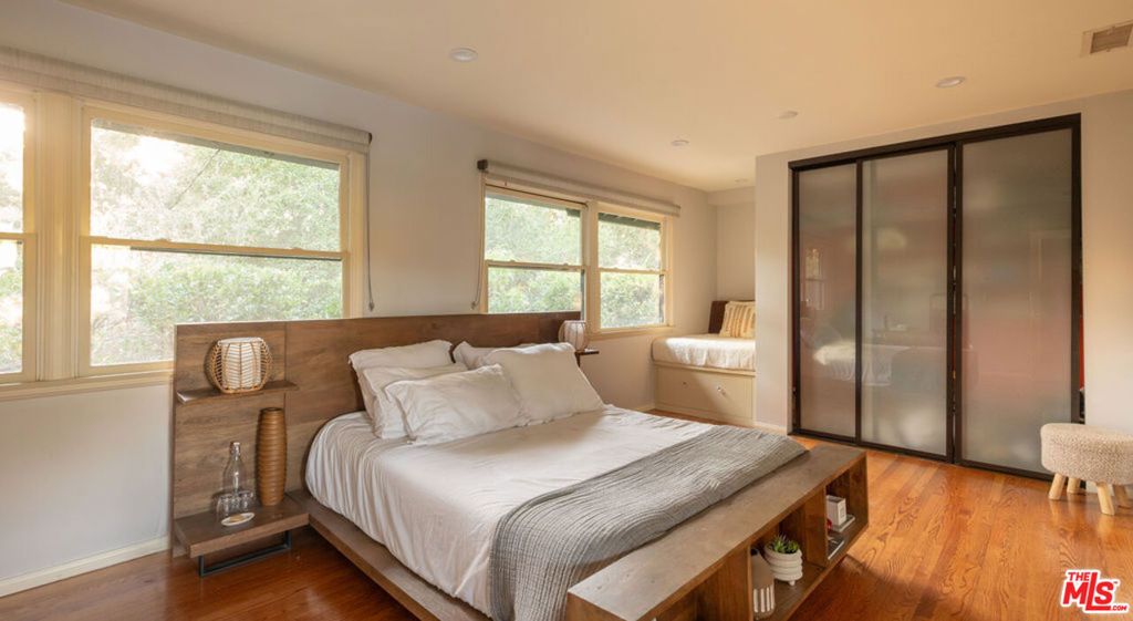 Image 6 of property listing at 4650 Canoga Avenue, Woodland Hills, CA 91364