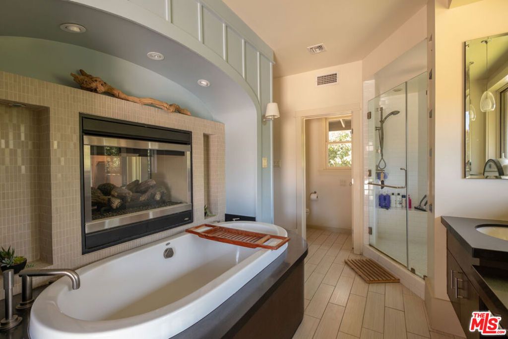 Image 9 of property listing at 4650 Canoga Avenue, Woodland Hills, CA 91364