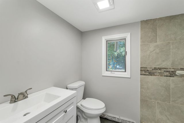 4 Loop Road, Londonderry, NH 03053