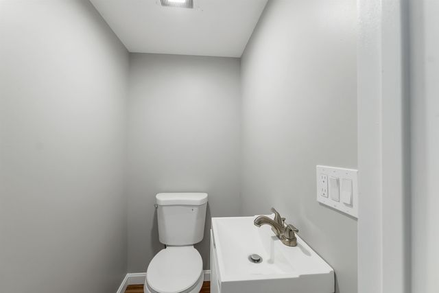 4 Loop Road, Londonderry, NH 03053