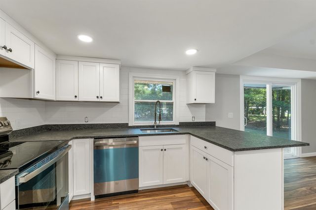 4 Loop Road, Londonderry, NH 03053