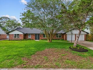 219 Drift Wood Drive, Taylor Lake Village, TX 77586