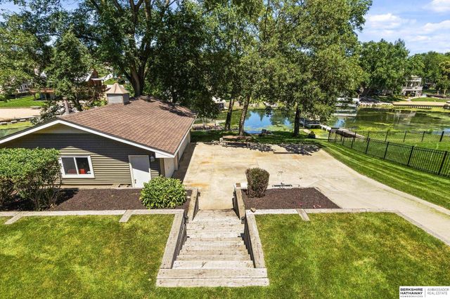 804 Beaver Lake Boulevard, Plattsmouth, NE 68048