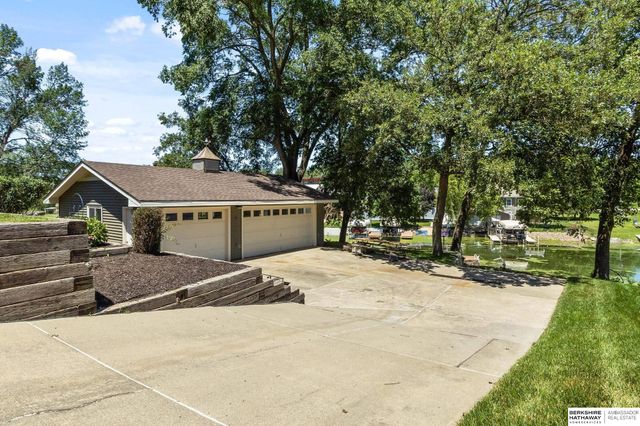 804 Beaver Lake Boulevard, Plattsmouth, NE 68048