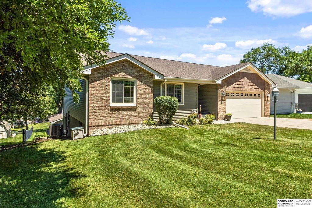 804 Beaver Lake Boulevard, Plattsmouth, NE 68048