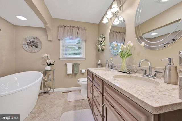 450 GALEN HALL RD, Reinholds, PA 17569