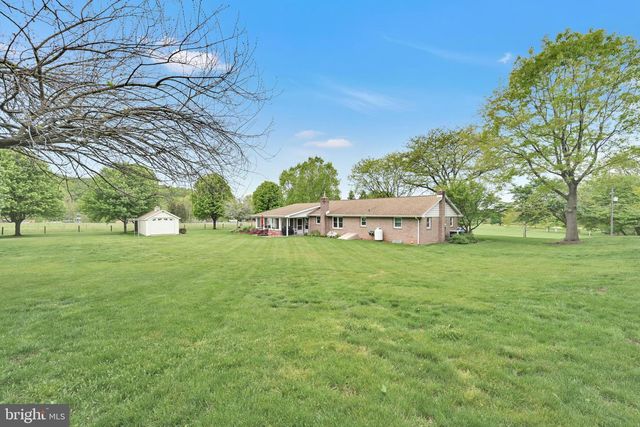 450 GALEN HALL RD, Reinholds, PA 17569