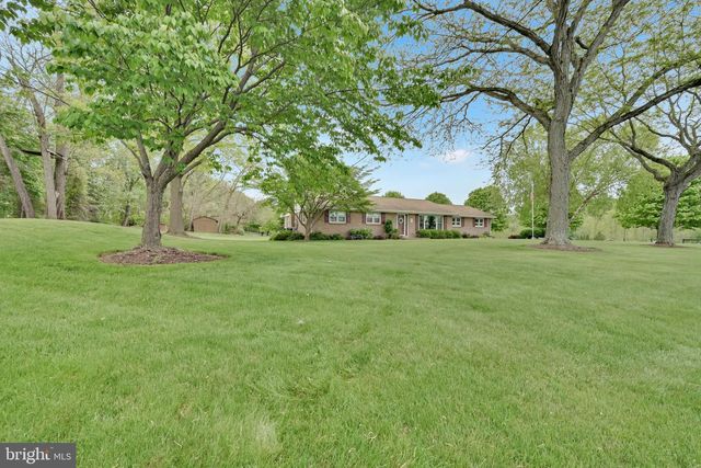 450 GALEN HALL RD, Reinholds, PA 17569