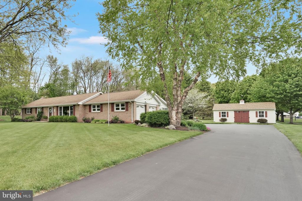 450 GALEN HALL RD, Reinholds, PA 17569