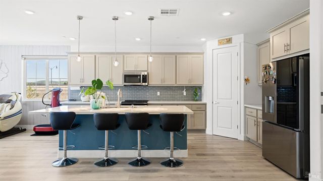 450 Baler Cir, Vacaville, CA 95687