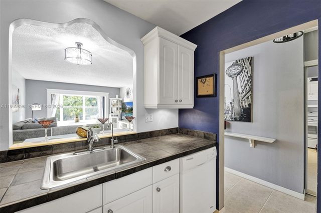 3430 NW 52nd Ave 210, Lauderdale Lakes, FL 33319