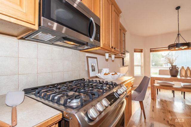 511 N School Ave, Kuna, ID 83634