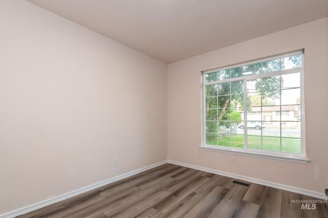 511 N School Ave, Kuna, ID 83634