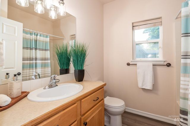 511 N School Ave, Kuna, ID 83634