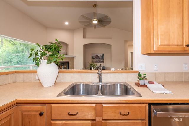 511 N School Ave, Kuna, ID 83634