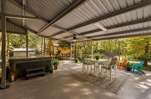 141 White Oak Street, Point Blank, TX 77364