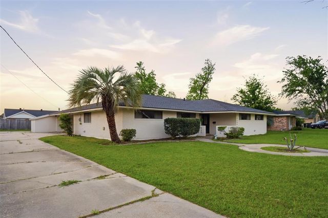 2200 Barbe Court, Lake Charles, LA 70601