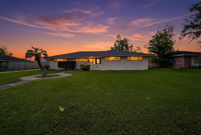 2200 Barbe Court, Lake Charles, LA 70601