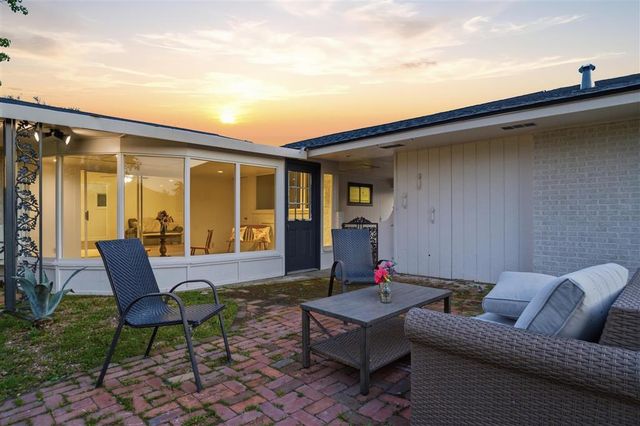 2200 Barbe Court, Lake Charles, LA 70601