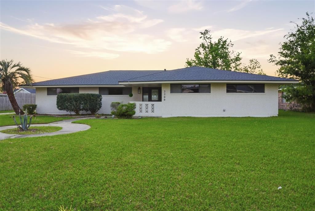 2200 Barbe Court, Lake Charles, LA 70601