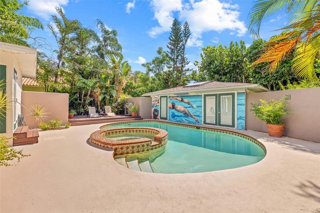 135 ARANDA STREET NE, St Petersburg, FL 33704