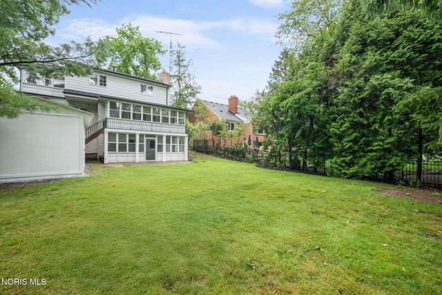 3986 W Bancroft Street, Ottawa Hills, OH 43606