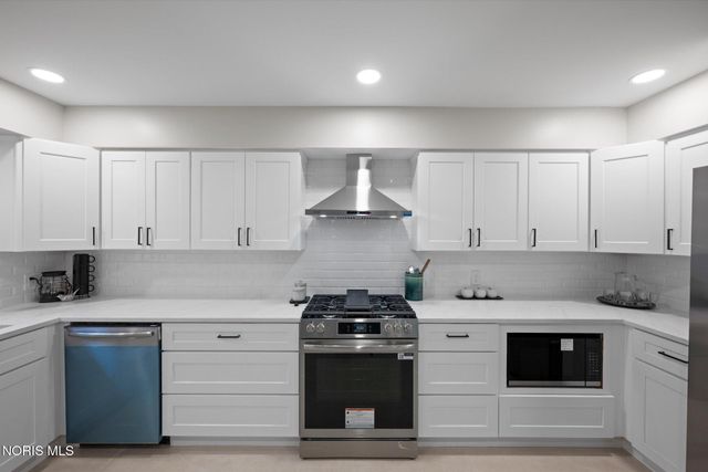 3986 W Bancroft Street, Ottawa Hills, OH 43606