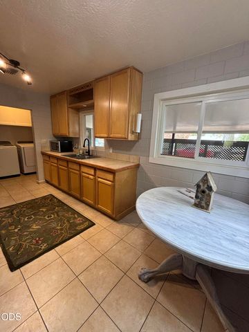 1029 NE Madrone Street, Grants Pass, OR 97526