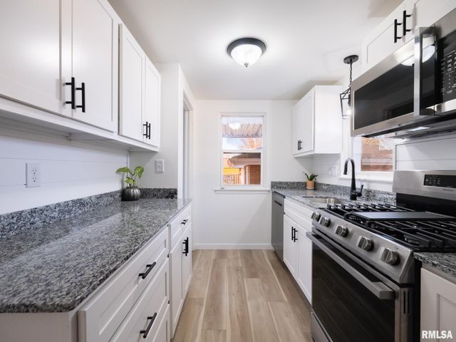 208 ELMHURST Avenue, Washington, IL 61570