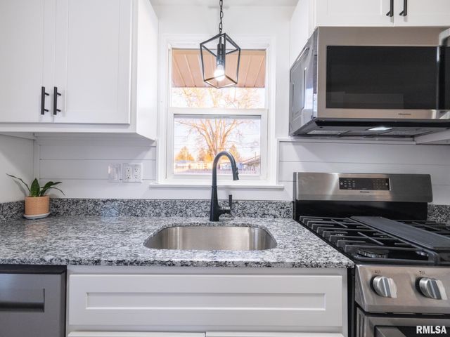 208 ELMHURST Avenue, Washington, IL 61570