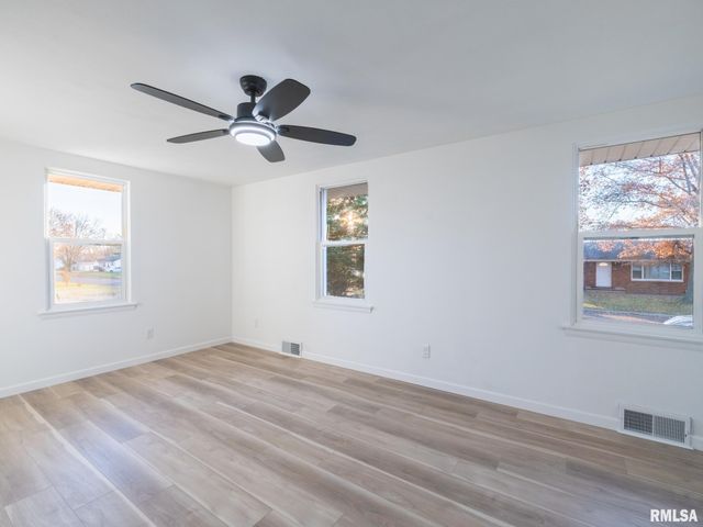 208 ELMHURST Avenue, Washington, IL 61570