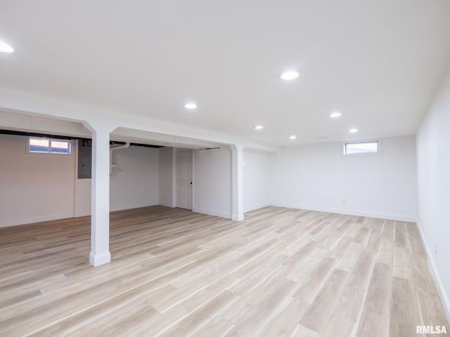 208 ELMHURST Avenue, Washington, IL 61570