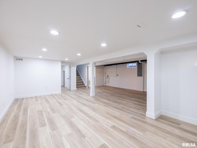 208 ELMHURST Avenue, Washington, IL 61570