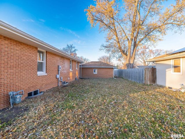 208 ELMHURST Avenue, Washington, IL 61570