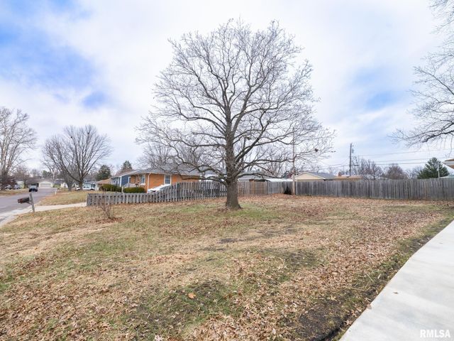 208 ELMHURST Avenue, Washington, IL 61570