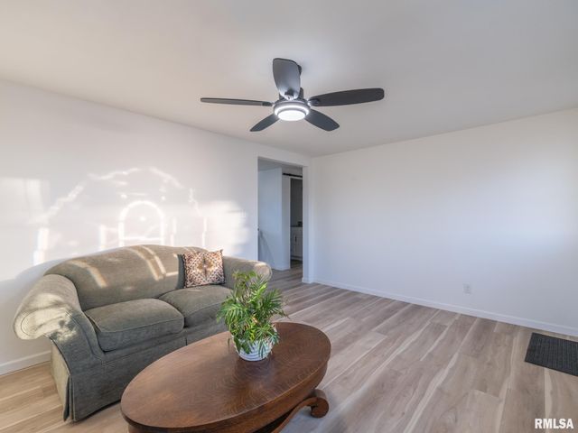 208 ELMHURST Avenue, Washington, IL 61570