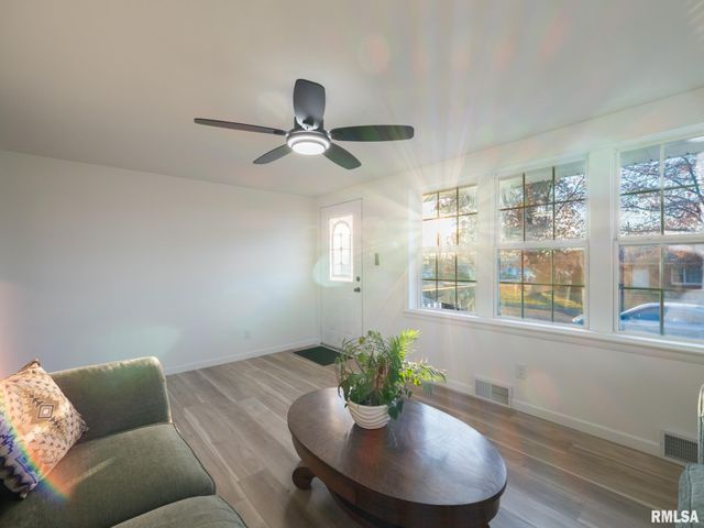 208 ELMHURST Avenue, Washington, IL 61570