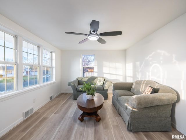 208 ELMHURST Avenue, Washington, IL 61570