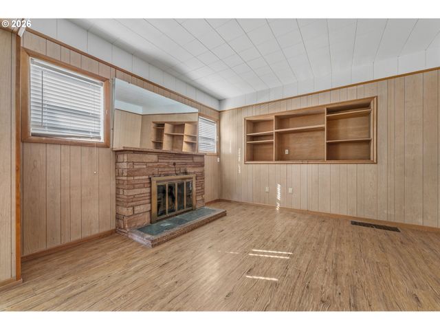 906 Ne 24TH Ave, Portland, OR 97232