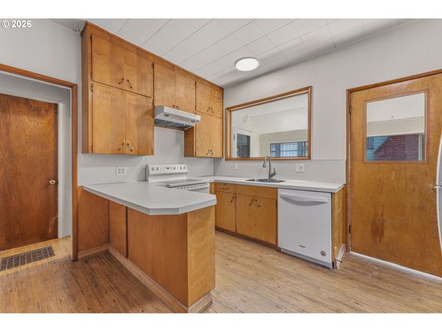 906 Ne 24TH Ave, Portland, OR 97232