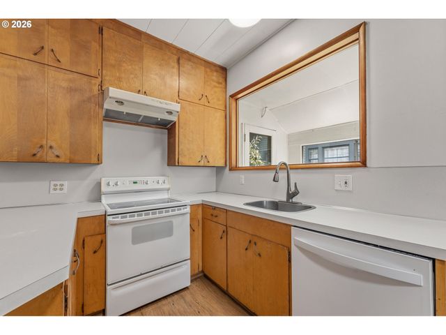 906 Ne 24TH Ave, Portland, OR 97232