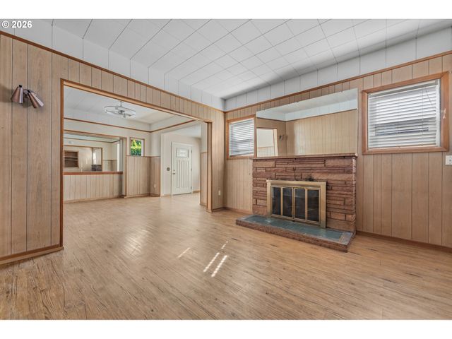 906 Ne 24TH Ave, Portland, OR 97232