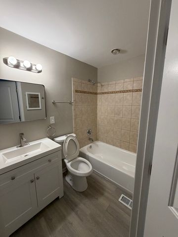 1840 W Highland Avenue E204, Elgin, IL 60123