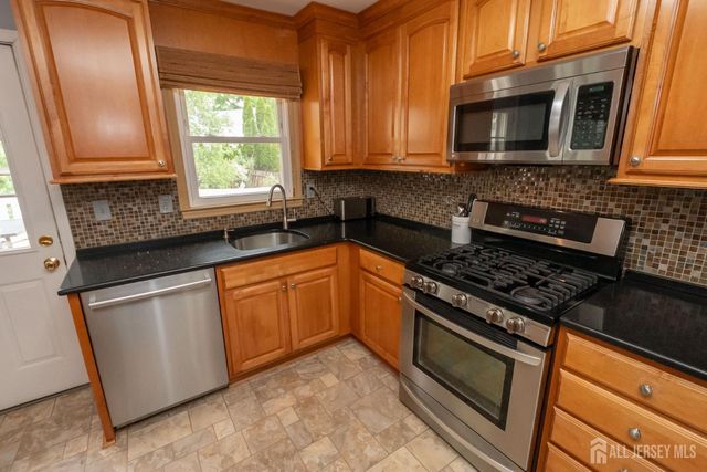 61 Clifton Street, Edison, NJ 08817