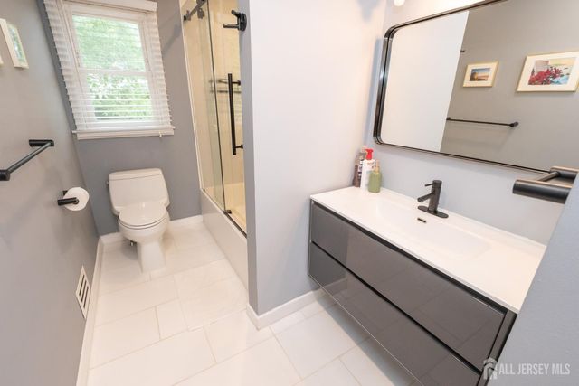 61 Clifton Street, Edison, NJ 08817
