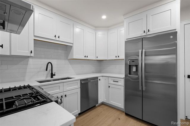 1830 Streamedge Court, Rochester Hills, MI 48309