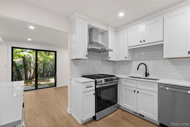 1830 Streamedge Court, Rochester Hills, MI 48309