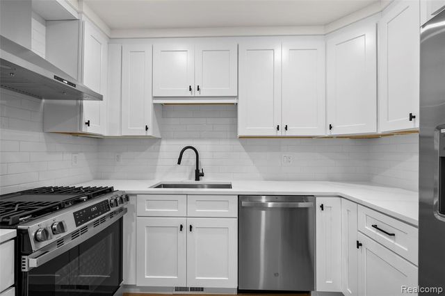 1830 Streamedge Court, Rochester Hills, MI 48309